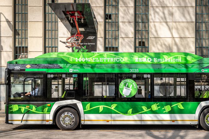 Ridurre le emissioni del trasporto pubblico con i bus elettrici: il “piano” di ATM Milano